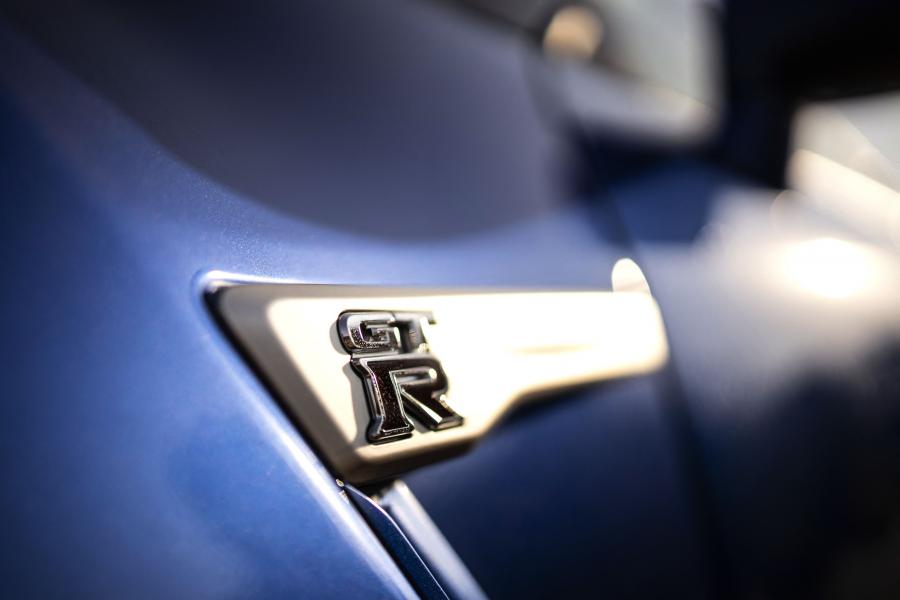 Логотип Nissan GT-R 50th Anniversary (R35) 2019 года  (ZA) (фото 31 из 40)
